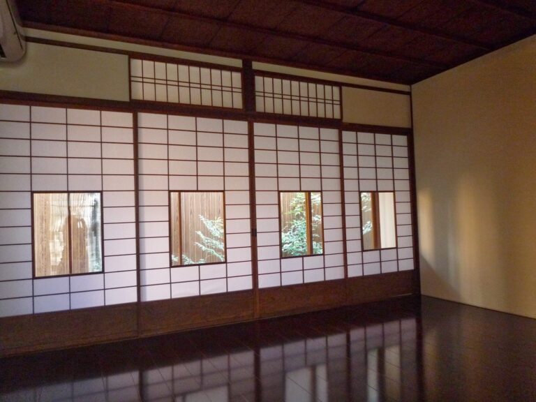 The bottom parts of the doors are made from single pieces of wood. 建具の下部は一枚板です。
